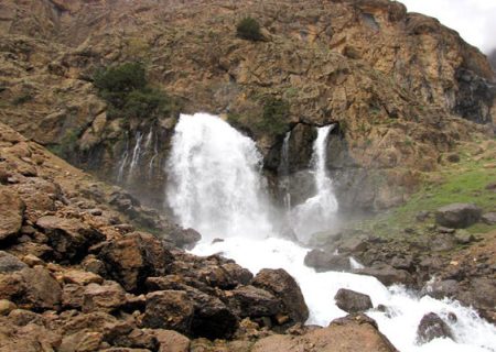 چکان؛ آبشاری با ۳۰ متر ارتفاع در الیگودرز