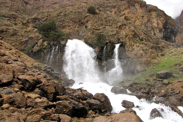 چکان؛ آبشاری با ۳۰ متر ارتفاع در الیگودرز