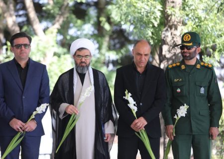 مراسم غبارروبی و عطر افشانی قبور مطهر شهدای الیگودرز برگزار شد +تصویر