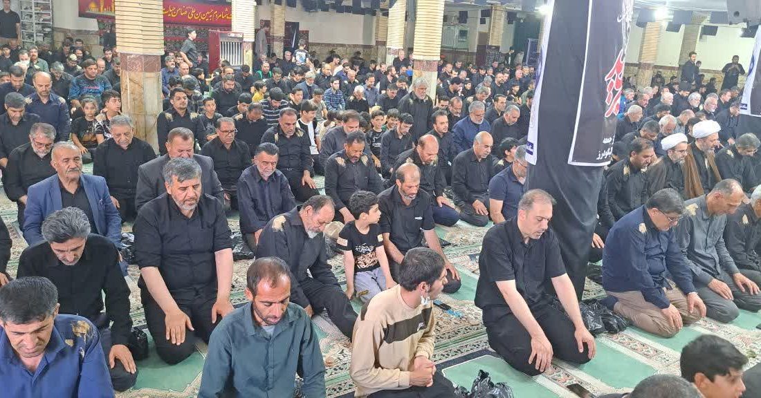مراسم عزاداری واقامه نماز در روز عاشورای حسینی در الیگودرز برگزار شد+تصویر