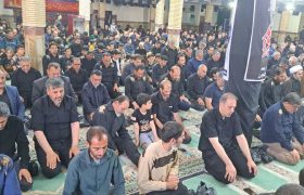مراسم عزاداری واقامه نماز در روز عاشورای حسینی در الیگودرز برگزار شد+تصویر